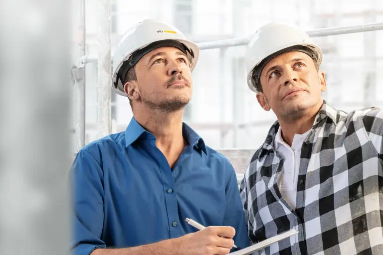 Dva stručnjaka u Sto kacigama promatraju radove.